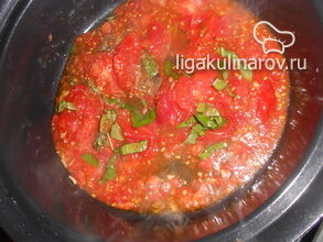 pomidory-otpravte-v-soteynik-vmeste-s-podgotovlennymi-chesnokom-i-chili-2250846-8976318
