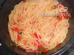 svarennye-spagetti-peremeshayte-s-ostrym-tomatnym-sousom-2250850-4598878