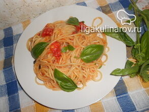 vylojite-spagetti-s-tomatnym-sousom-na-porcionnye-tarelki-2250852-7901286